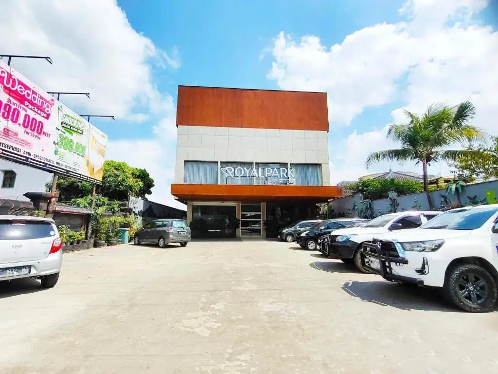 Modern exterior facade and upscale facilities of Royal Park Hotel in Samarinda, Indonesia